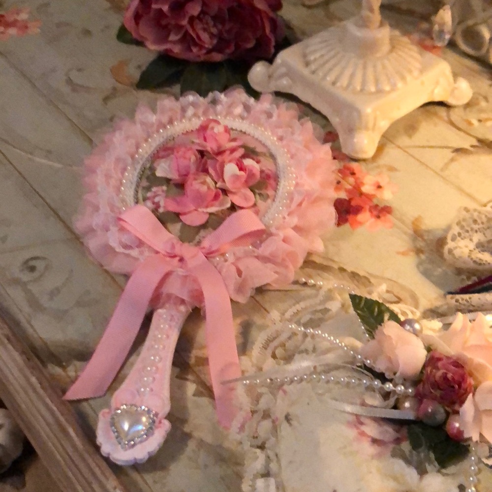 Shabby chic mirror & vanity heart decor - Picture 10 of 13